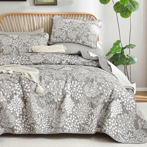 Farmhouse Floral Quilt - Grey