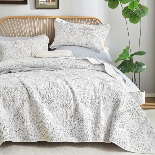 Farmhouse Floral Quilt - White